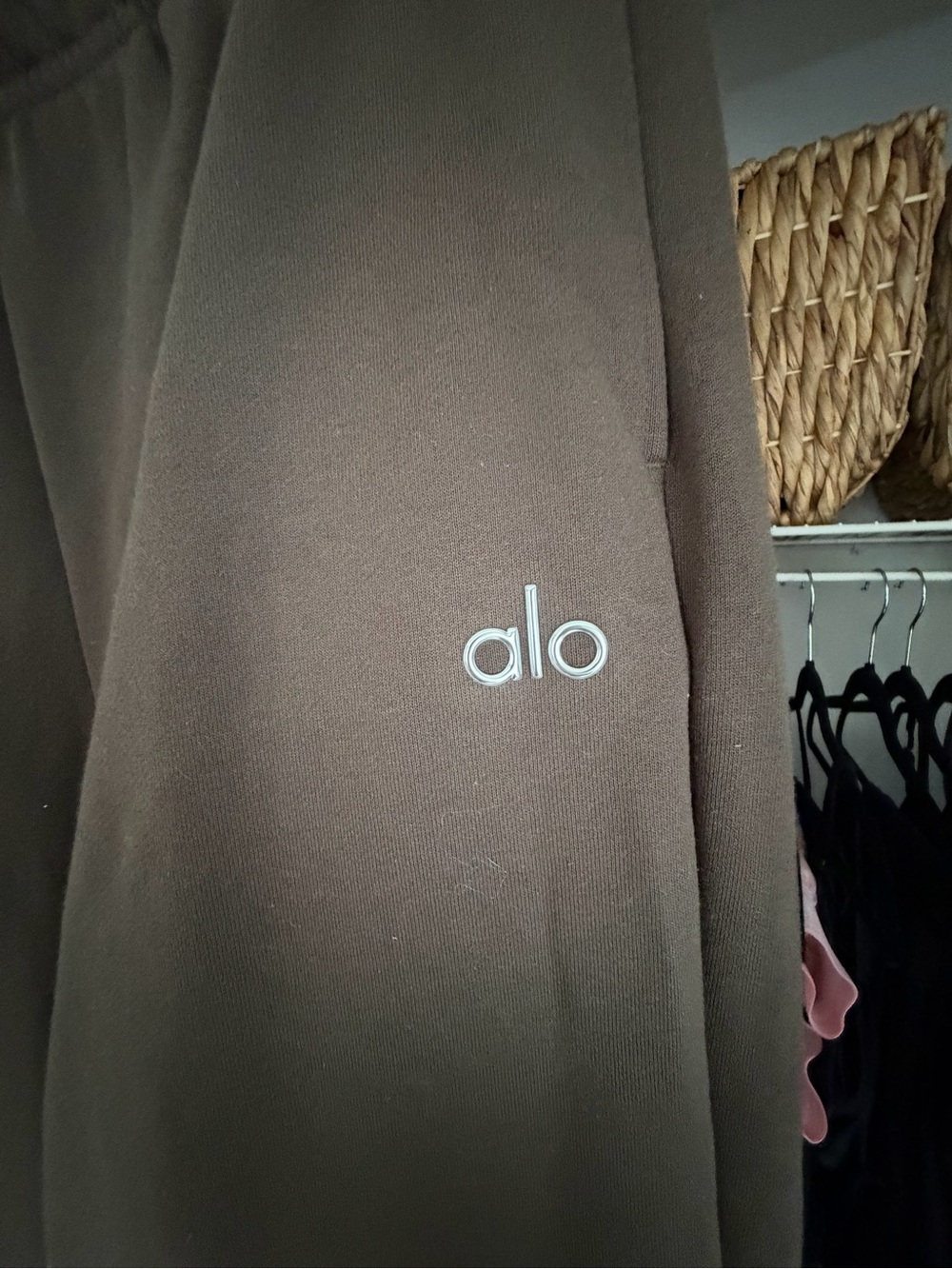 Alo Accolade Sweats in Espresso - Picture 3 of 3